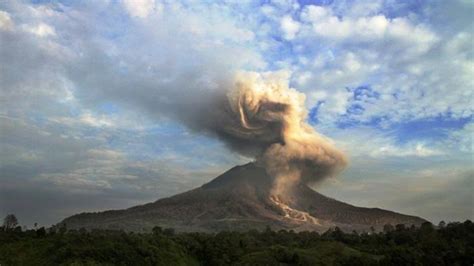 gunung raung erupsi